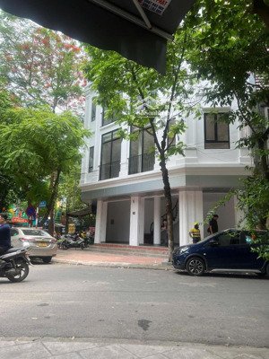 hoàng cầu vị trí đắc địa, nhà mặt phố cho thuê, dt 68m2 x 5 tầng, mt 10.5m, 140 tr