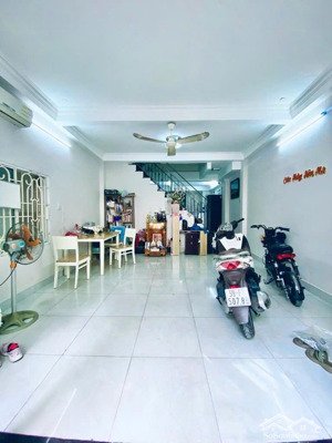 chính chủ bán nhà đẹp mua nhà tặng thêm sân rộng hẻm xe hơi huỳnh văn bánh, phú nhuận