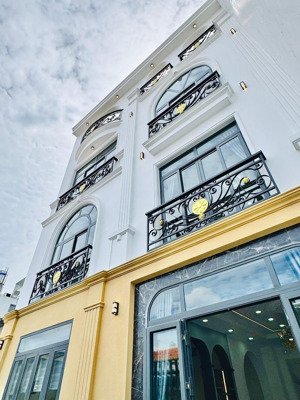 anh đông đi định cư canada cần bán nhà thảo điền-quận 2. giá 5tỷ120/110m2 thuê 40tr. gần ga metro