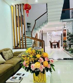 bán nhà 3 tầng đường nguyễn xuân khoát vip gần phạm văn đồng gần biển full nội thất dòng tiền 25tr
