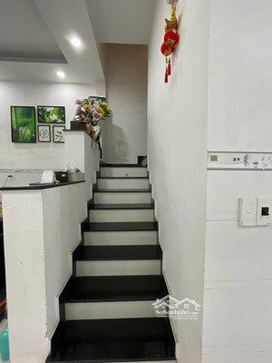 căn góc 3 phòng ngủ, 1 trệt 2 lầu, sổ hồng hoàn công, giá 4,5 tyt