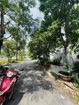 khuôn đất 9m x 17,5m ngay công viên, bình trưng đông, chỉ 80tr/m2 - 13 tỷ - cách lakeview 5 phút