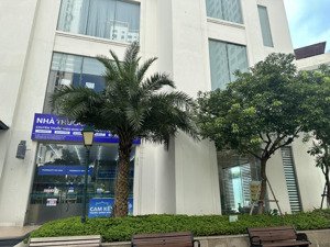 cần bán shop chân đế tầng 1, lô góc 3 mặt thoáng, view nôị khu, sát sảnh cư dân, giá ngang chung cư