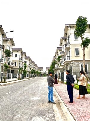 duy nhất 2 căn shophouse 100m2 và 120m2 centa riverside vsip từ sơn giá 64tr/m2 cả nhà!