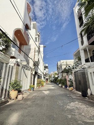 bán nhà hoà bình, 4x17.5m, hxh, 3pn, có phòng tầng trệt cho cụ già