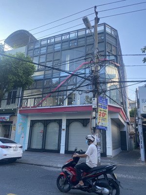 cho thuê nhà mặt tiền gần lê duẩn . dtsd 1400 m2 . ngang 22 mét