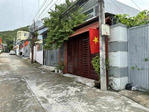 a602. bán nhà cấp 4 mới có sân đậu ô tô sau trạm đăng kiểm, đường hòa trung 4 tỷ 610 triệu