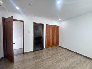 bán căn hộ penthouse giai việt 856 tạ quang bửu, dt 227,5m2, 3pn, 4wc, giá 8.5 tỷ lh 