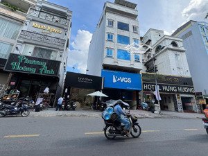 nhà mặt tiền , ngang 5m , đường 12m