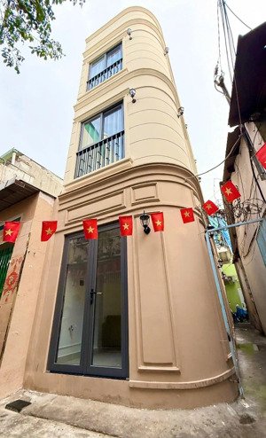 thật 100% - 2 mt bùi viện q1 chỉ 8,6 tỷ 4 tầng(3x10m)giữa phố đi bộ, hđt 30tr/tháng, vào ở, kd ngay