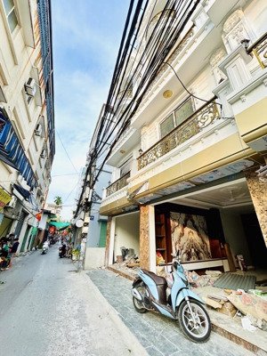 trung tâm hoàng mai -dt : 50 m giá 12,5 tỉ - nhà mới hoa hậu -thiết kế đúng gu -thang máy vi vu