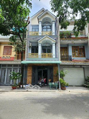 nhà phố đẹp kdc toa xe lửa phường dĩ an tp hcm dt 70m, thổ cư 100%, ngang 5m đường 12m