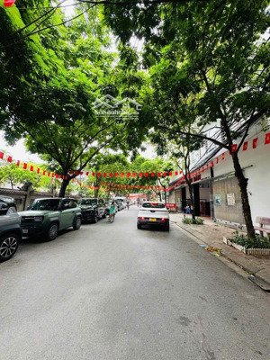 bán căn nhà 4 tầng mặt phố lệ mật đường rộng 15m, vỉa hè kinh doanh