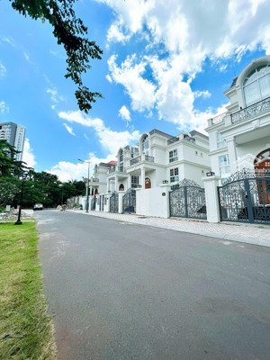 cho thuê biệt thự khu compound king crown village 200 nguyễn văn hưởng, 240m2, hồ bơi, bảo vệ riêng