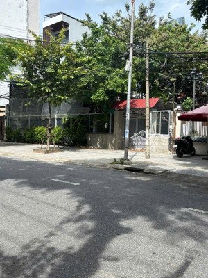 cho thuê nhà mặt phố 20m, sân rộng, diện tích 525 m2 tại trung tâm đà nẵng.