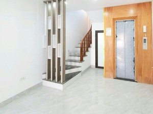 nhà đẹp thang máy. ôtô đỗ cửa. khu phân lô siêu hiếm. 37m2 6 tầng. giá hợp lý. 3 bước ra phố