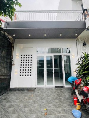 cho thuê nhà trệt hồng loan 6a, 2 phòng ngủ, 2 máy lạnh, mới 100%, sân oto, không ngập, gần th phố