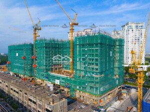 căn hộ rất đẹp, hai phòng ngủ rộng rãi, view hồ bơi và nhìn ra đường hùng vương