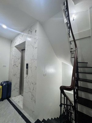 cơ hội đầu tư: nhà 6 tầng thang máy- ô tô vào- gần cầu long biên, vị trí vàng, giá chỉ 200 triệu/m²