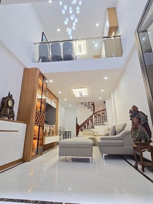 bán nhà 6t p.giang biên long biên. dt 31m2 full nội thất đẹp. về ở ngay. 10m ra oto thông, 6tỷ3 ctl