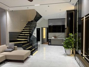 bán nhà 3 tầng full nội thất mặt tiền đường 5m5 gần ngã 3 huế