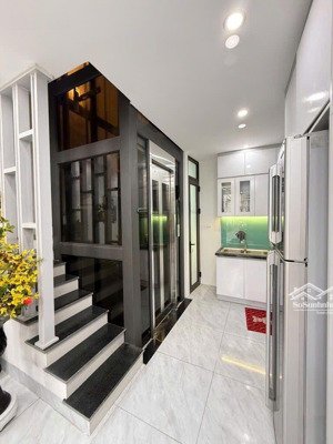 giải phóng 33m,mt 4m,nhỉnh 8tỷ, 6tâng thang máy