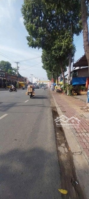 mặt tiền hai bà trưng.
dt :351m2 sát vách bệnh viện dĩ an.
giá 16ty thương lượng(chưa đến 46 triệu