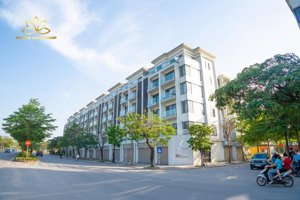 bán shophouse đường đôi. đối diện trung tâm thương mại gần đại học ngoại thương cs2. lh: 