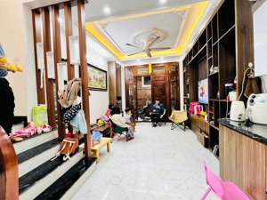 bán nhà 5 tầng phố cự lộc, dt 34m2, mt 4.2m, ngõ nông, không gian thoáng sáng. giá: 8.2 tỷ