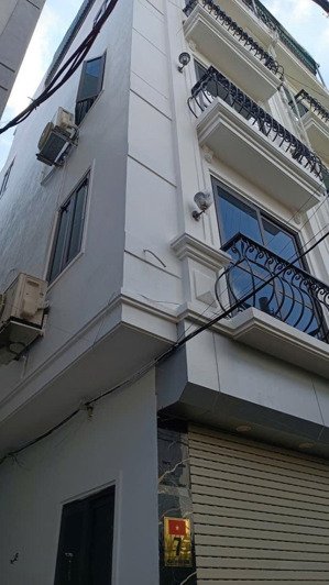 gia đình cần bán nhà phố hữu hưng 38m 5 tầng 5 phòng ngủ, lô góc, cực thoáng sáng, chỉ 20m ra phố