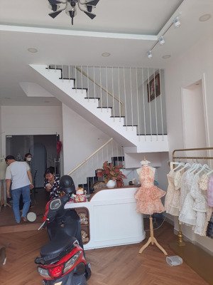 cực kì hiếm! ngang lớn, vị trí đẹp hxh hai bà trưng, q1. dt 5x 15m, xd 4 tầng. chỉ 12,9 tỷ tl