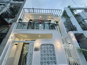 nhà mới dọn vào ở ngay, sát mặt tiền phan văn trị, phù hợp cho gia đình