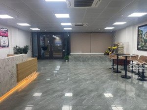 trần thái tông cầu giấy.toà nhà văn phòng sang chảnh hiện đại cực đẹp.vị trí đắc địa,dòng tiên khủg