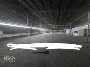 cho thuê xưởng 2600m2 hóc môn giá 110tr / tháng .
