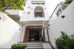 bán gấp nhà 1 trệt 1 lầu chủ kẹt nợ cần bán gấp về quê