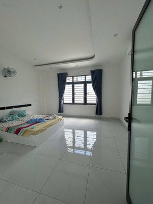 chính chủ chuyển công tác gởi bán nhà 3 tầng mặt tiền hoà phú 10 - gần biển nguyễn tất thành