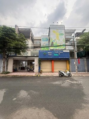 biệt thự phú nhuận 4 tầng. 7x20 . giáp gò vấp. view công viên đường 12m. 11.x tỷ
