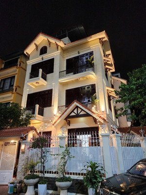 (lô góc) bán bt kdt mễ trì hạ 150mx4t oto tránh vỉa hè kd vp cafe 40.8 tỷ khu vip sổ vuông mt 22m