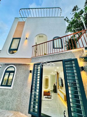 6.68 tỷ - bán nhà góc 2 mặt hẻm - sau căn mt giáp quận 1 - dt 43m2- ngang 5,2m- 2 tầng- 3pn full nt