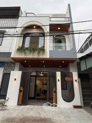 chính chủ kẹt tiền bán gấp nhà (3,2mx9,9m) ngay chợ lê văn quới, đang cho thuê 15tr, giá 950 triệu