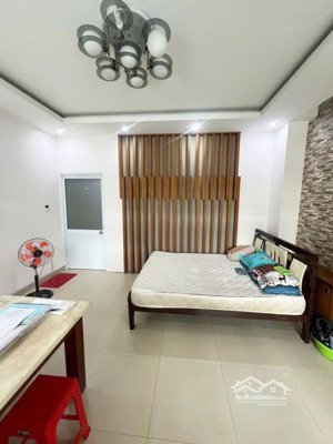 cho thuê mặt bằng làm văn phòng hoặc ở gia đình, mặt tiền phạm hùng, có lối đi riêng. giá 5tr/tháng