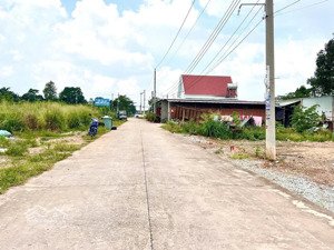 chủ ngôpi cần bán gấp lô đất gần chợ trừ văn thố. 5x38m. 820 triệu. sổ sẵn. lh 