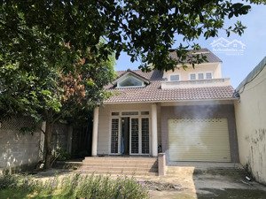 nhà ngay khu dân cư, có thể kinh doanh, gần trường học cấp 1,2,3, có sân vườn 15tr/tháng