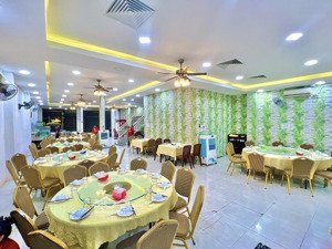 bán nhà phố hai tầng đang kinh doanh nhà hàng ngang gần 8m tại trung tâm nha trang