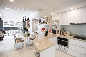 cần bán gấp căn hộ riviera point có diện tích 148m². bán 9.7 tỷ .lh em hà