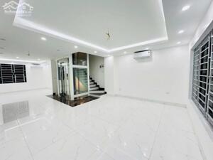 Nhà mặt phố Hoàng Quốc Việt 84m2, 7 tầng, kinh doanh đỉnh, giá 26 tỷ