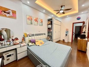 nhà đồng cổ 45m , 5 tầng, lô góc 2 mặt tiền, nhà mặt phố, đường trước nhà 10mvị trí đẹp, nhà đẹp!