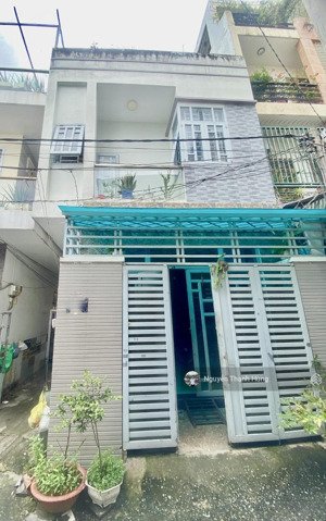 nhà 3 tầng đúc + 3 phòng trọ 115m2 hẻm xe hơi trường chinh q12 chỉ hơn 6 tỷ
giá tốt trong khu vực.