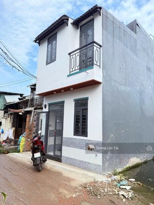 chủ cần bán ngợp nhà 60m2 sát chợ đại hải ,bê tông 8m giá 3 tỉ 050 , đang kd cho thuê 9tr/th