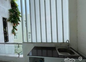 phòng cửa sổ và ban công full nội thất kế bên siêu thị gigamall